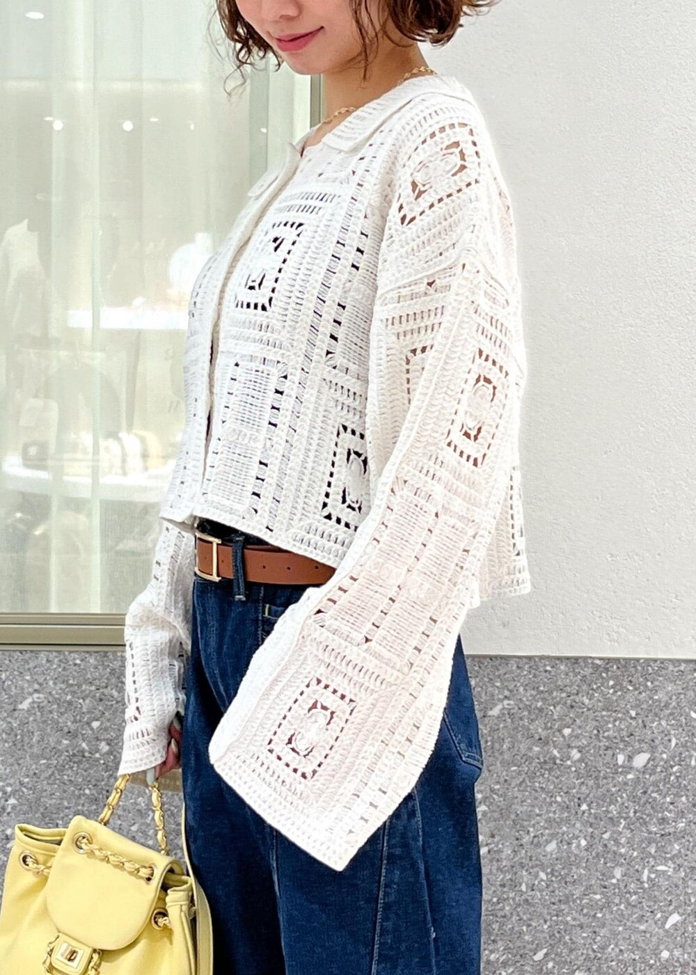 ホワイト系のローファー、ブラック系のキャミソール、ホワイト系のカーディガン/ボレロを着用したレディースの春コーディネートの5枚目の写真