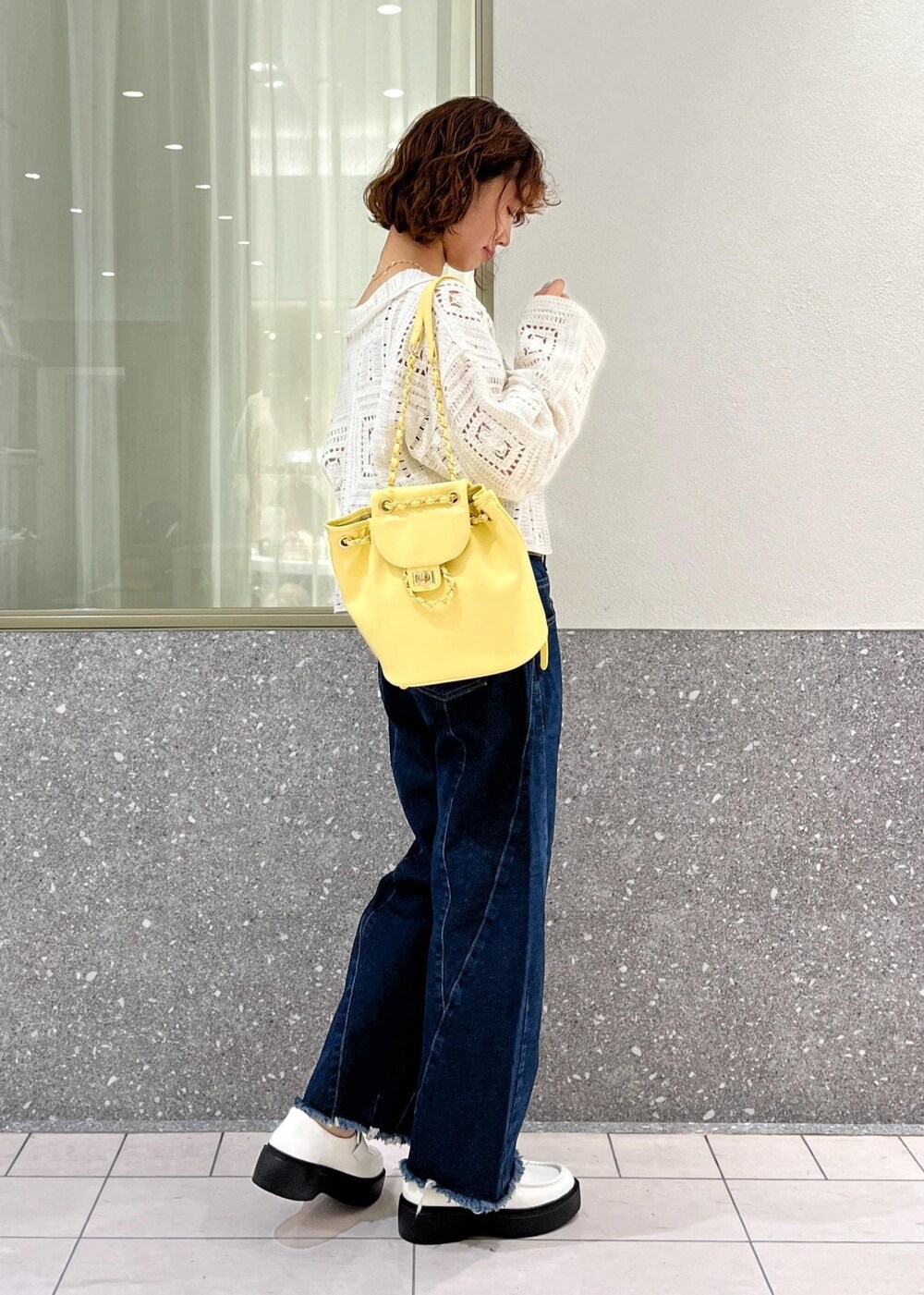 ホワイト系のローファー、ブラック系のキャミソール、ホワイト系のカーディガン/ボレロを着用したレディースの春コーディネートの3枚目の写真