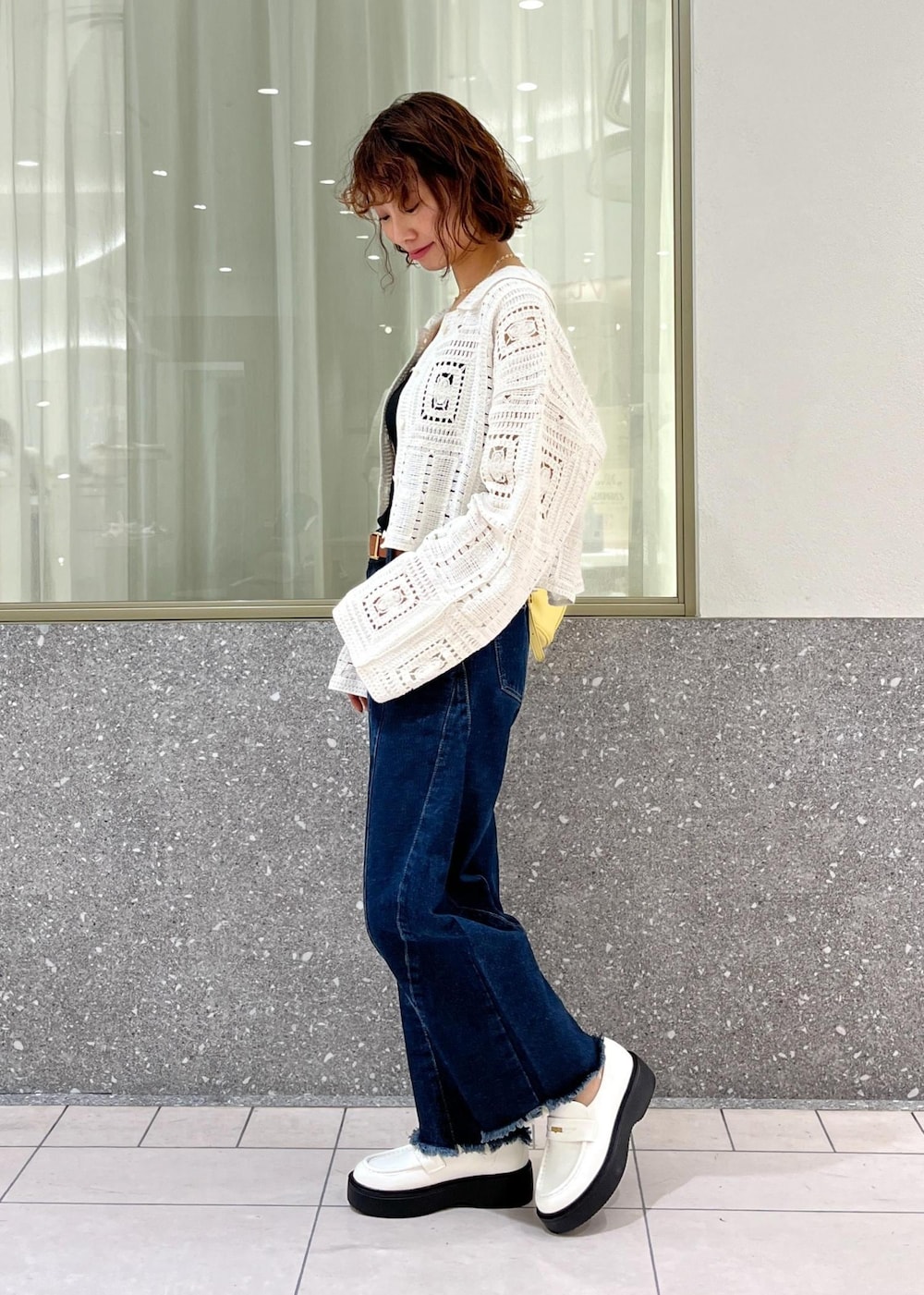 ホワイト系のローファー、ブラック系のキャミソール、ホワイト系のカーディガン/ボレロを着用したレディースの春コーディネートの2枚目の写真