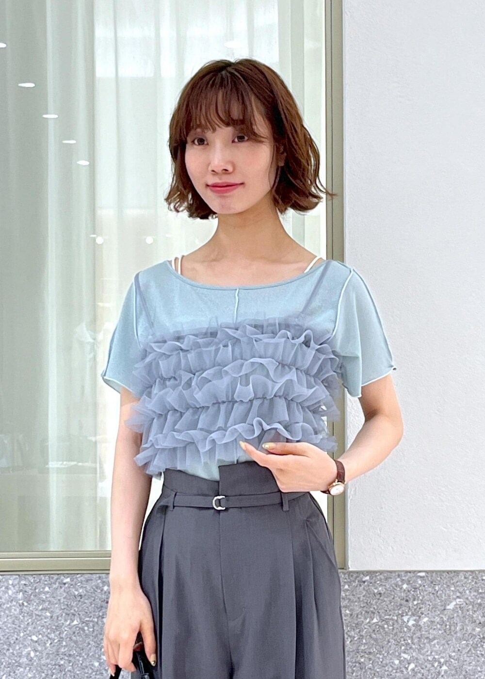 ホワイト系のサンダル、グレー系のキャミソール、グリーン系のTシャツ/カットソーを着用したレディースの春コーディネートの4枚目の写真