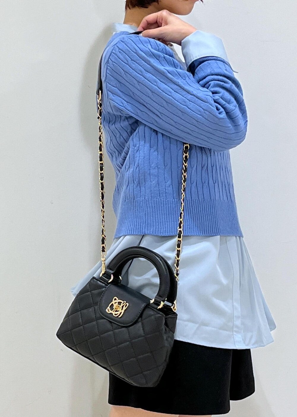 ブラック系のブーツ、ブルー系のシャツ/ブラウス、ブルー系のニット/セーターを着用したレディースの冬コーディネートの10枚目の写真