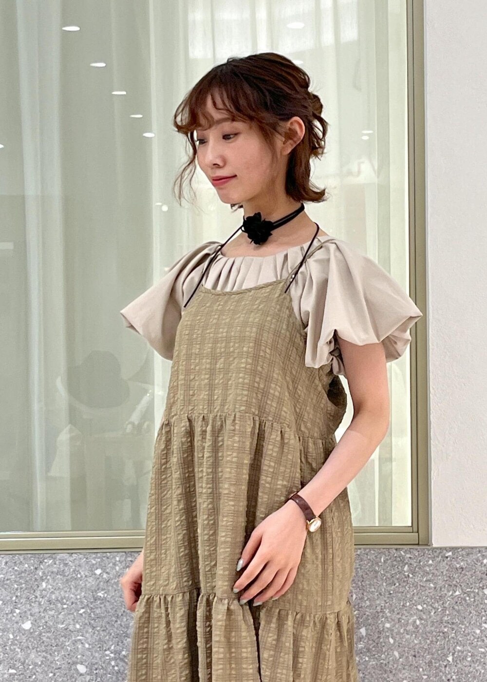 ブラック系のサンダル、ベージュ系のTシャツ/カットソー、ブラウン系のワンピースを着用したレディースの春コーディネートの4枚目の写真