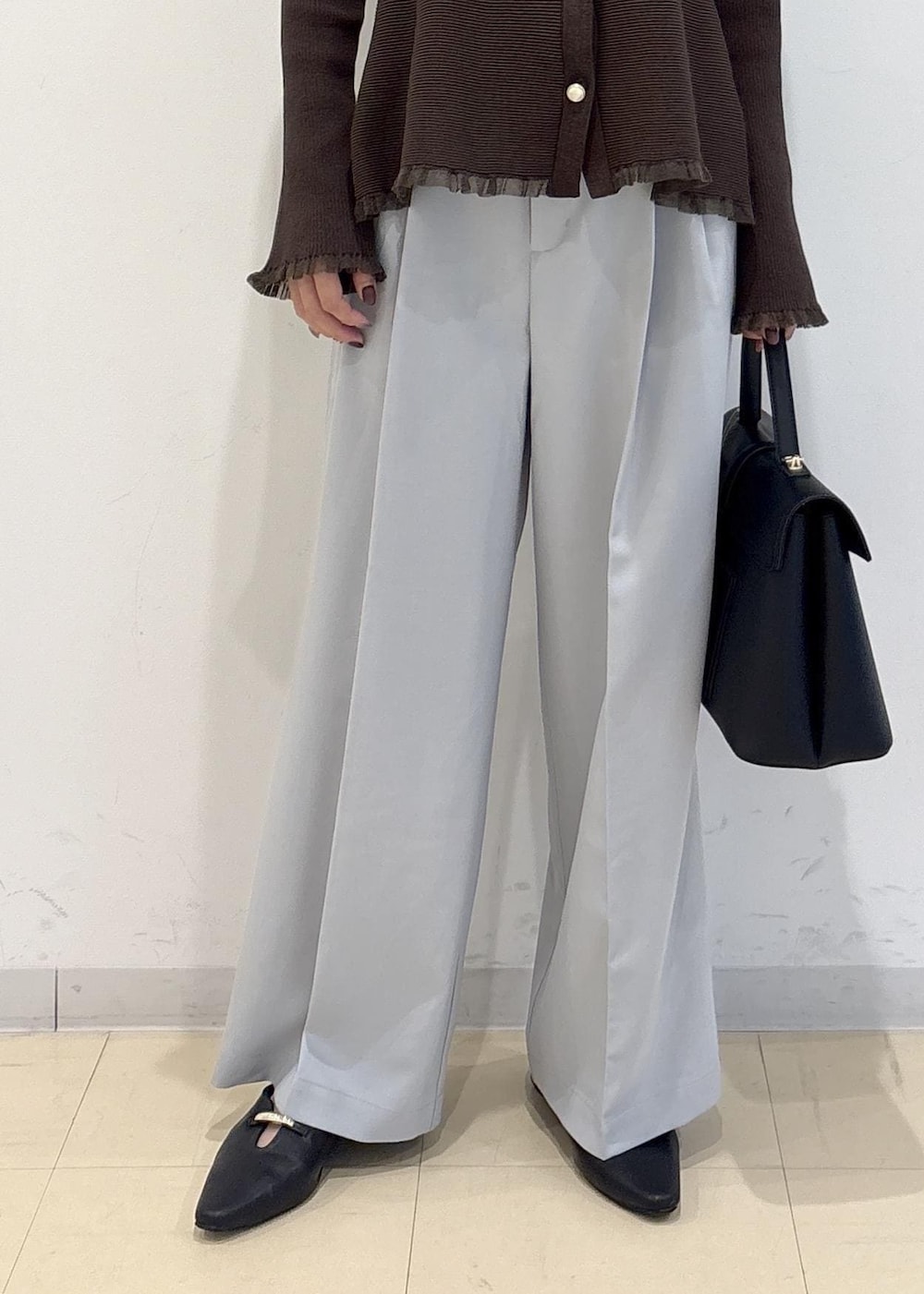 ブラック系のハンドバッグ、ブルー系のその他パンツ、ブラック系のパンプスを着用したレディースの秋コーディネートの10枚目の写真