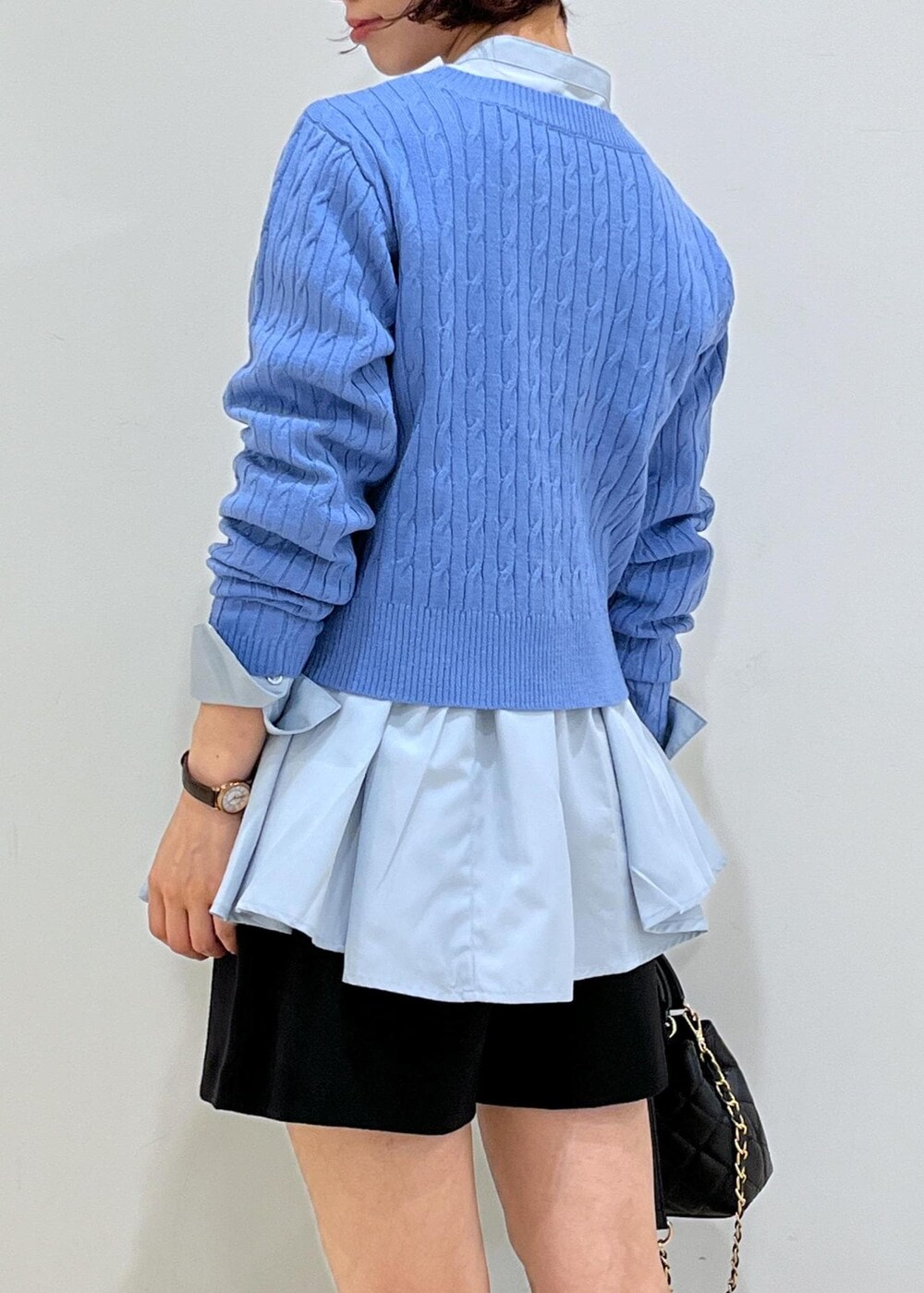 ブラック系のブーツ、ブルー系のシャツ/ブラウス、ブルー系のニット/セーターを着用したレディースの冬コーディネートの7枚目の写真