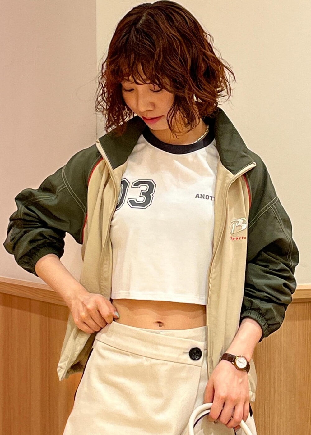 ホワイト系のブーツ、ホワイト系のボストンバッグ、ベージュ系のスラックスを着用したレディースの冬コーディネートの5枚目の写真