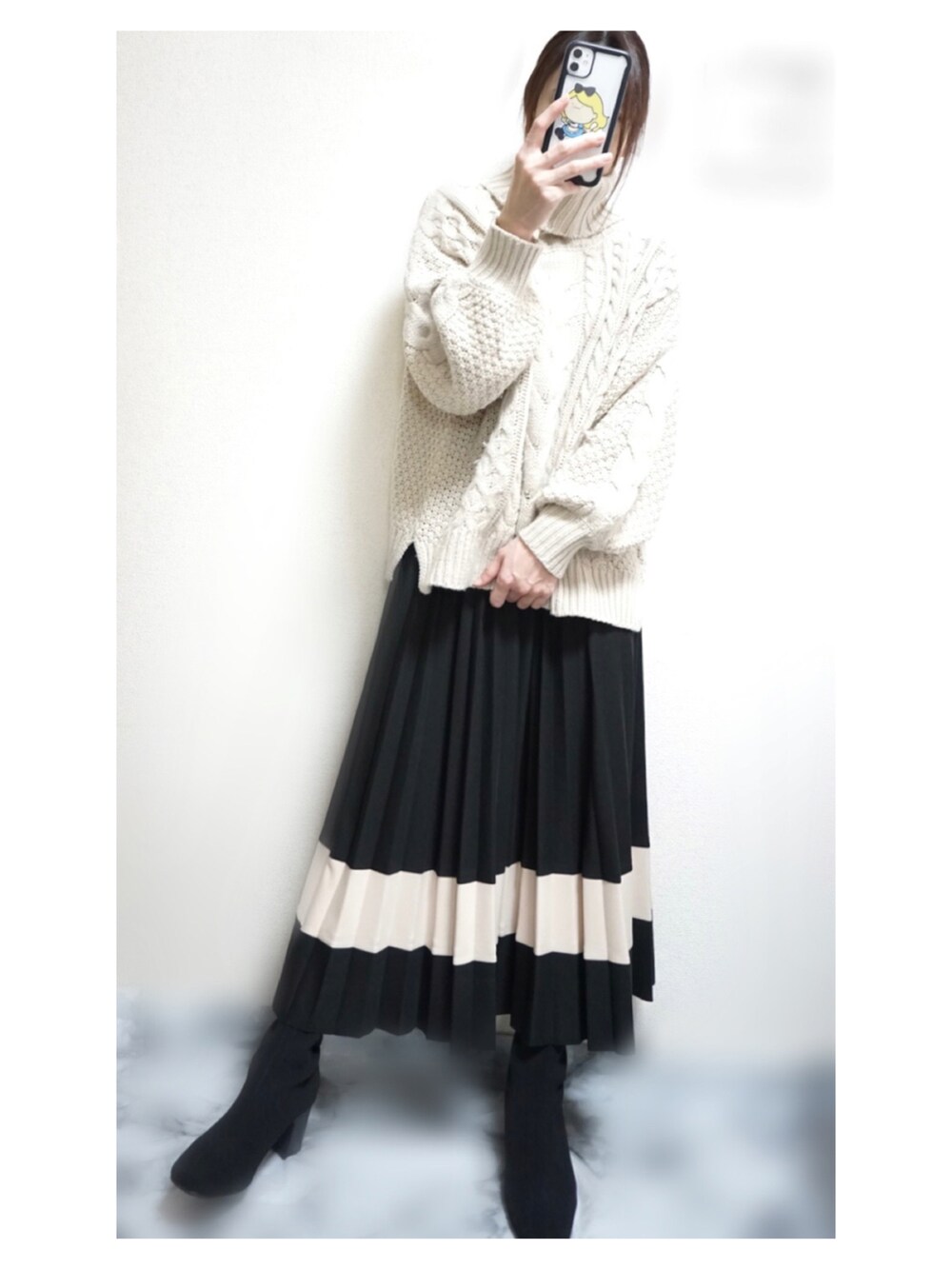 ベージュ系のニット/セーター、ブラック系のブーツ、その他のその他を着用したレディースの冬コーディネートの3枚目の写真