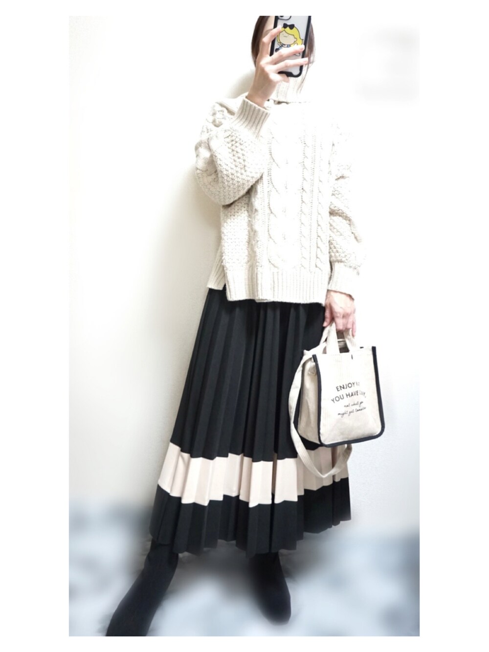 ベージュ系のニット/セーター、ブラック系のブーツ、その他のその他を着用したレディースの冬コーディネートの2枚目の写真