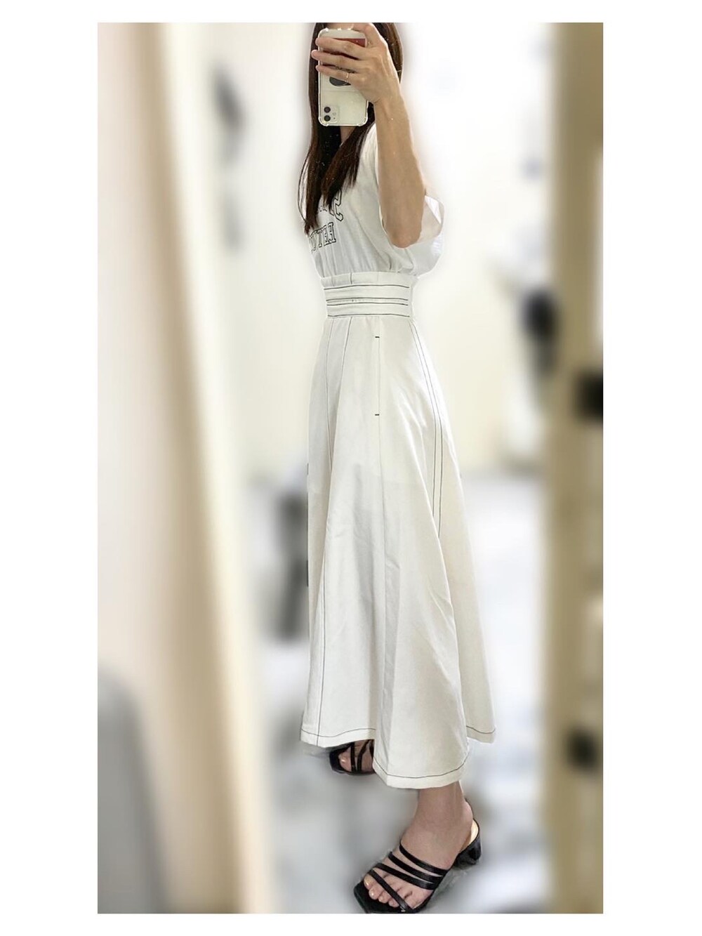 ホワイト系のTシャツ/カットソー、ホワイト系のスカート、ブラック系のバッグを着用したレディースの秋コーディネートの2枚目の写真