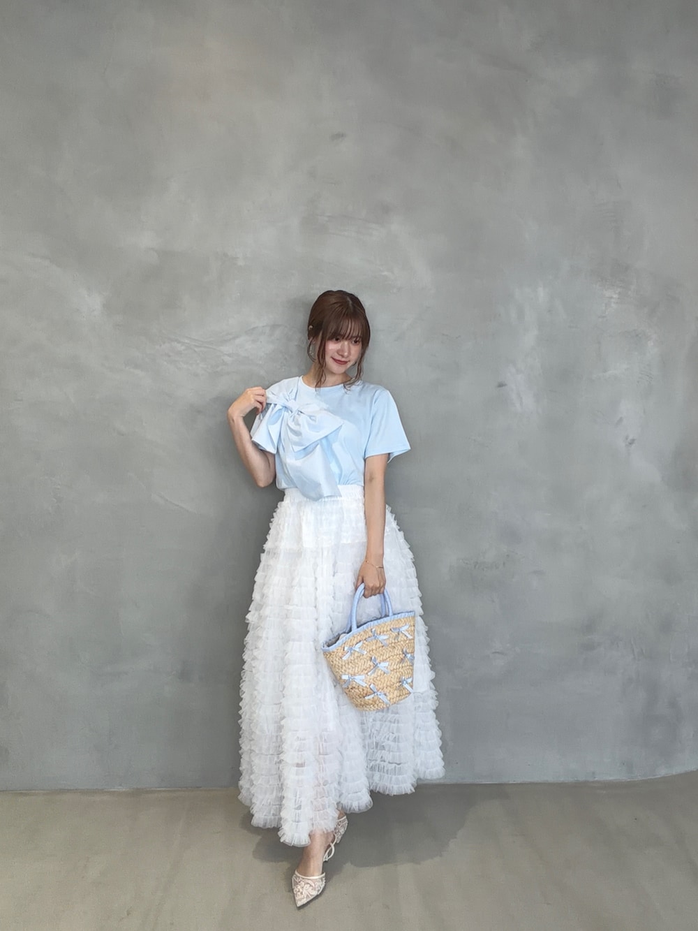 ブルー系のその他トップス、ホワイト系のスカートを着用したレディースの夏コーディネートの2枚目の写真