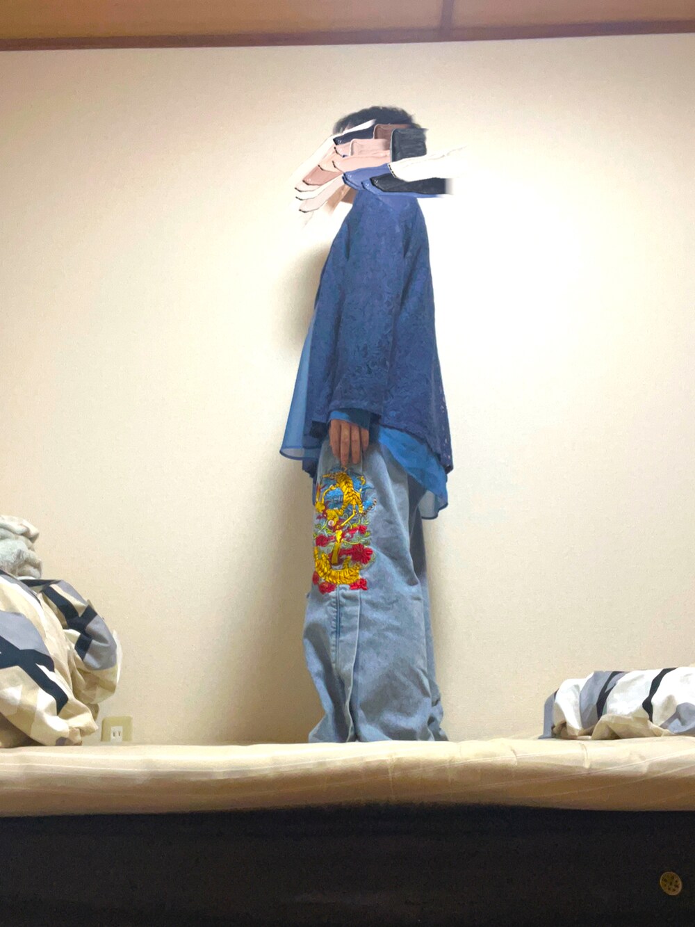 ブルー系のテーラードジャケット、ブルー系のシャツ/ブラウス、ブルー系のデニムパンツを着用したメンズの春コーディネートの2枚目の写真