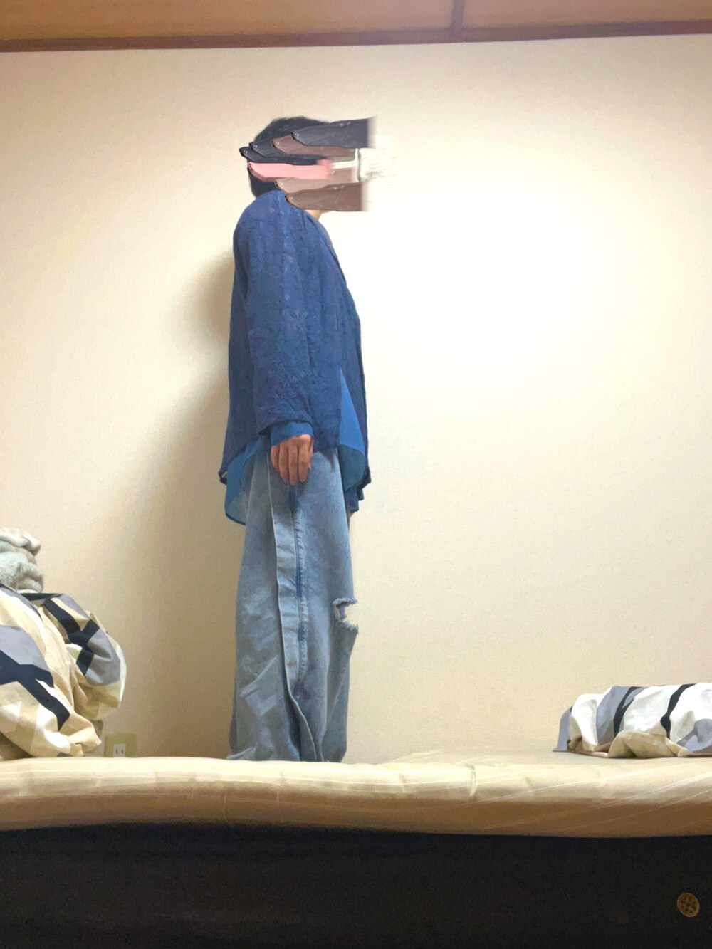 ブルー系のテーラードジャケット、ブルー系のシャツ/ブラウス、ブルー系のデニムパンツを着用したメンズの春コーディネートの3枚目の写真