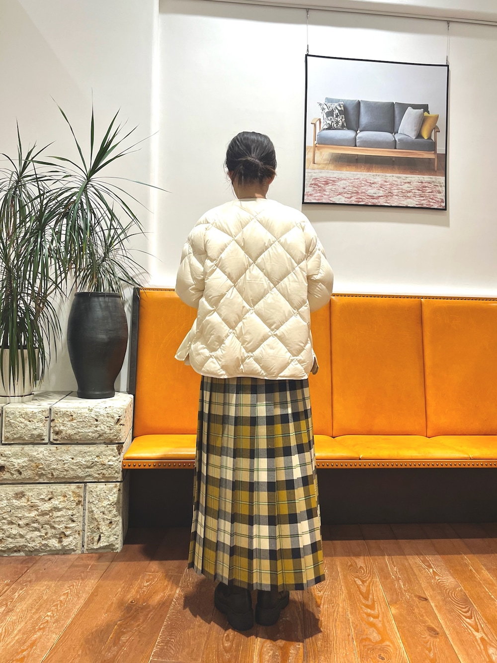 ブラック系のボストンバッグ、ホワイト系のダウンジャケット/コート、ホワイト系のニット/セーターを着用したレディースの冬コーディネートの4枚目の写真