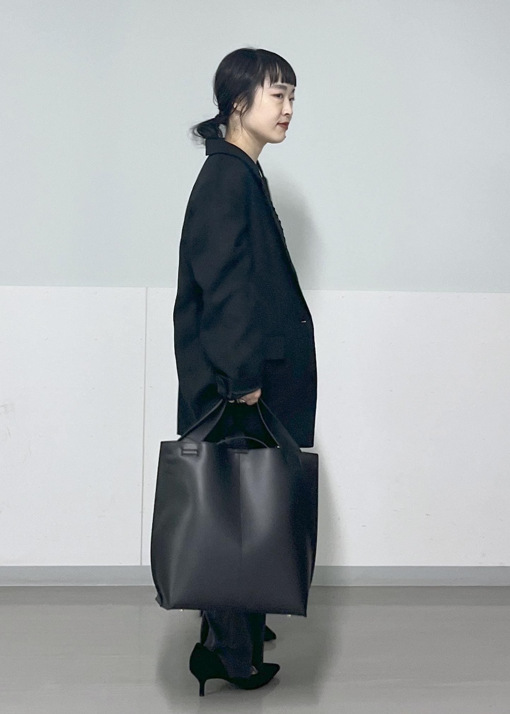 グレー系のその他パンツ、ブラック系のトートバッグを着用したレディースの春コーディネートの3枚目の写真