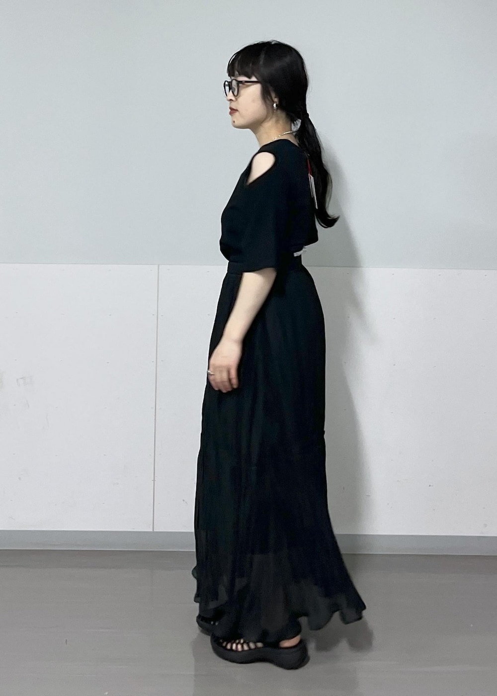 ブラック系のトートバッグ、ブラック系のTシャツ/カットソー、ブラック系のサンダルを着用したレディースの春コーディネートの4枚目の写真