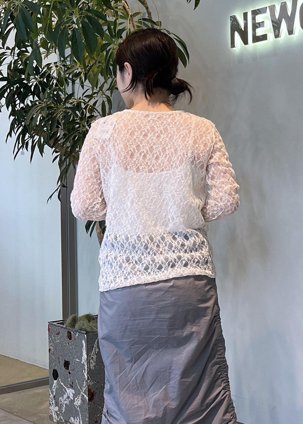 ホワイト系のその他トップス、ブラウン系のその他パンツ、ブラウン系のベストを着用したレディースの夏コーディネートの8枚目の写真