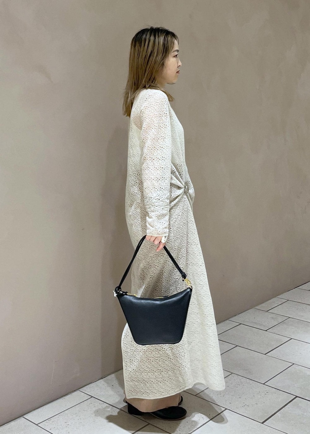 ブラック系のハンドバッグ、グレー系のワンピース、ピンク系のその他パンツを着用したレディースの秋コーディネートの2枚目の写真