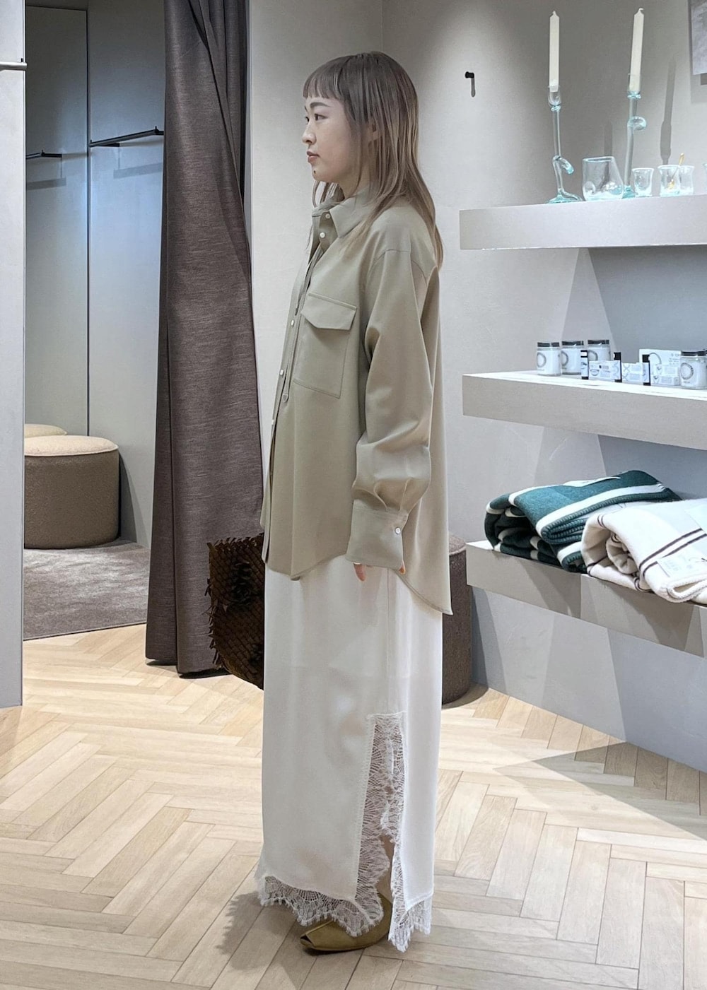 ベージュ系のシャツ/ブラウス、ホワイト系のスカート、イエロー系のその他シューズを着用したレディースの冬コーディネートの3枚目の写真