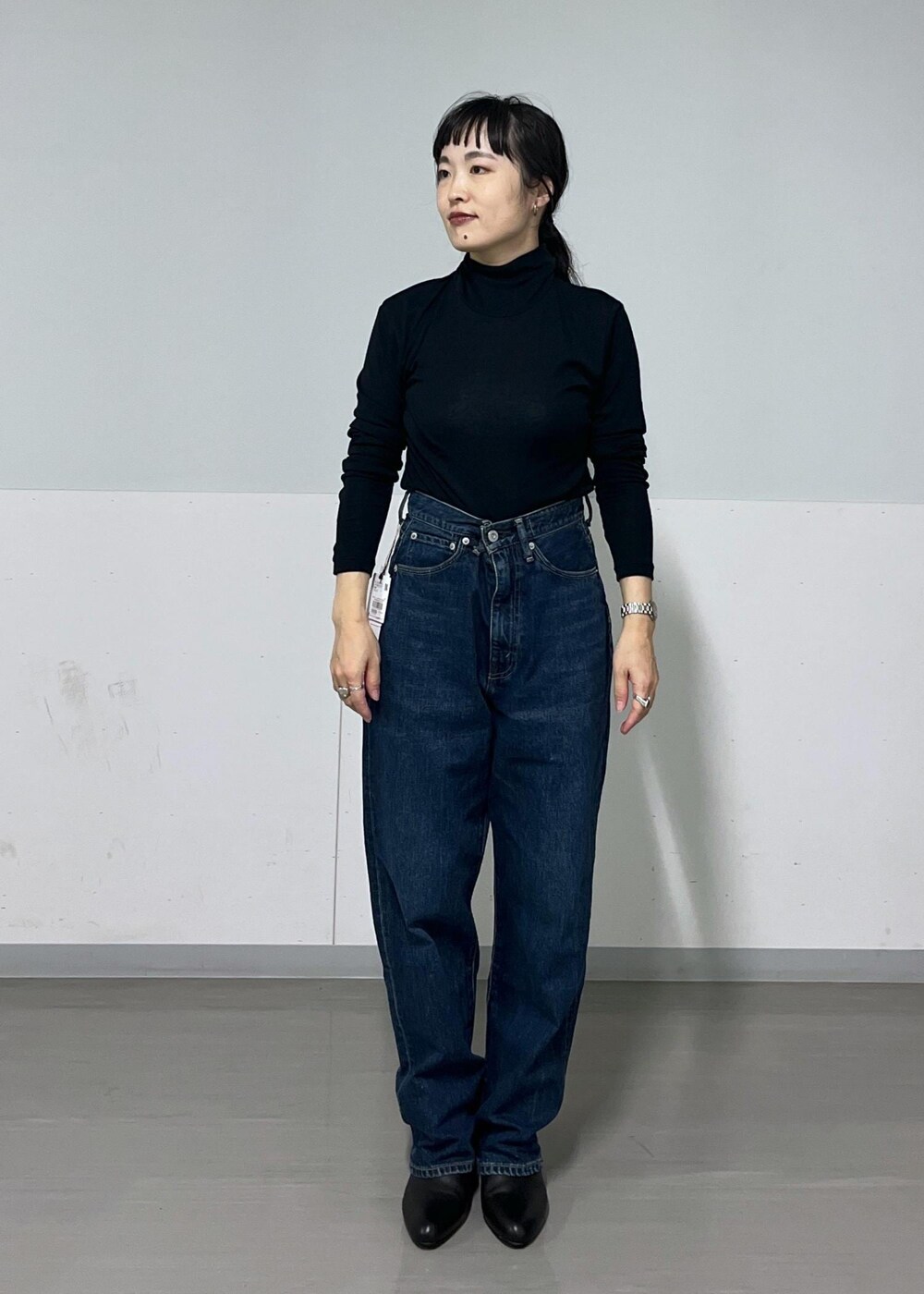 ブラック系のショルダーバッグ、ブラック系のブーツ、ブラック系のTシャツ/カットソーを着用したレディースの秋コーディネートの4枚目の写真