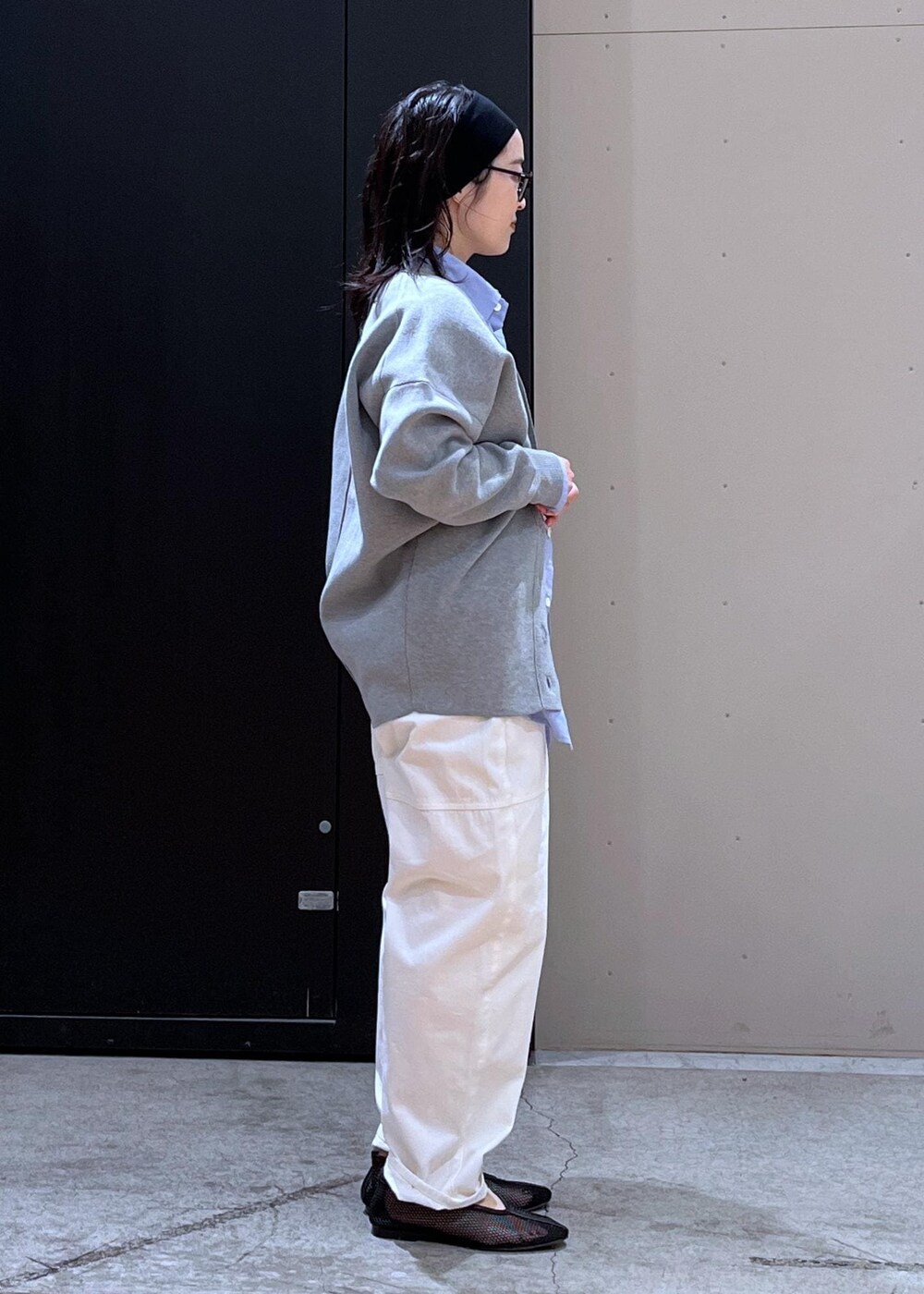 ホワイト系のその他パンツ、ベージュ系のステンカラーコート、ブラック系のパンプスを着用したレディースの冬コーディネートの5枚目の写真