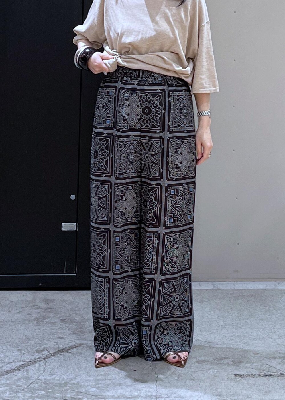 ベージュ系のタンクトップ、ベージュ系のTシャツ/カットソー、ブラック系のその他パンツを着用したレディースの春コーディネートの6枚目の写真