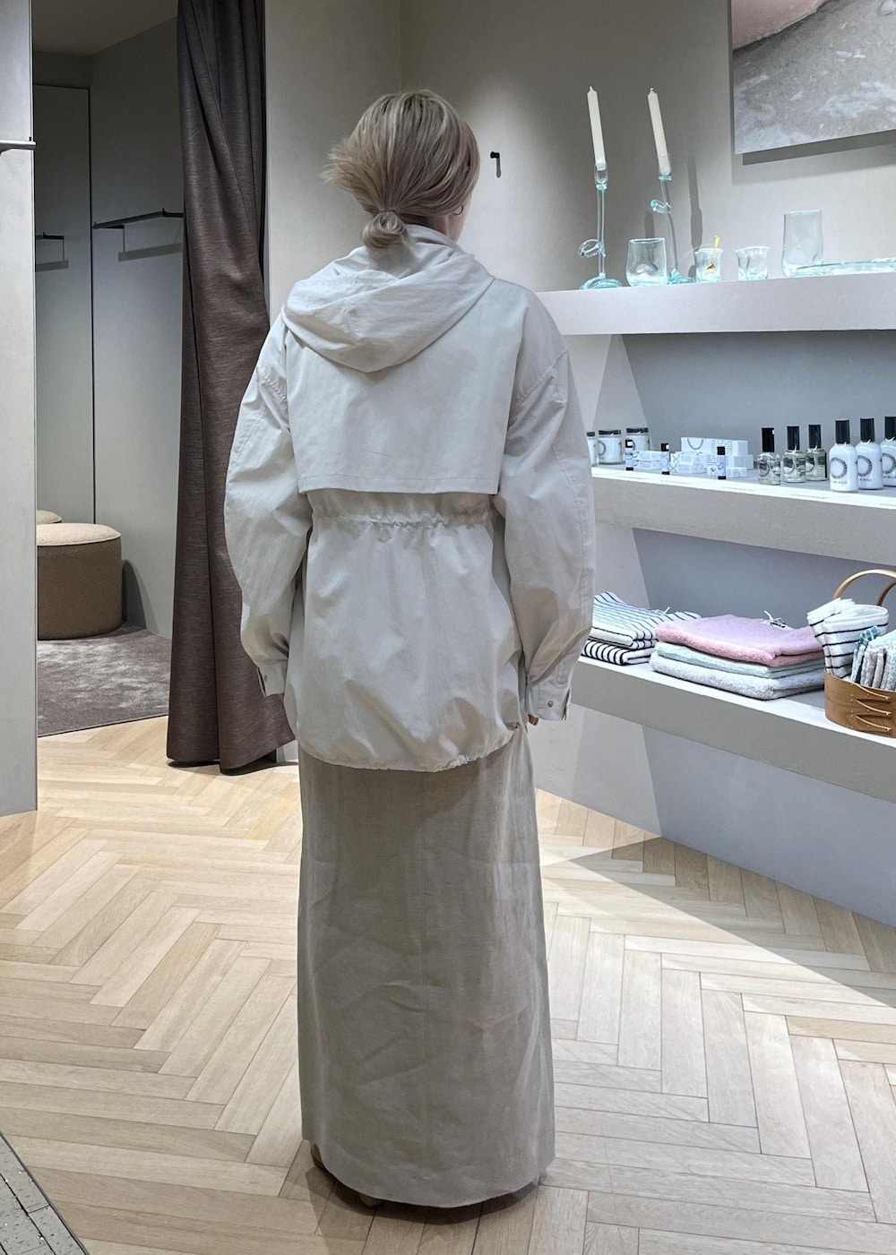 ベージュ系のスカート、ホワイト系のブルゾン、イエロー系のショルダーバッグを着用したレディースの春コーディネートの3枚目の写真