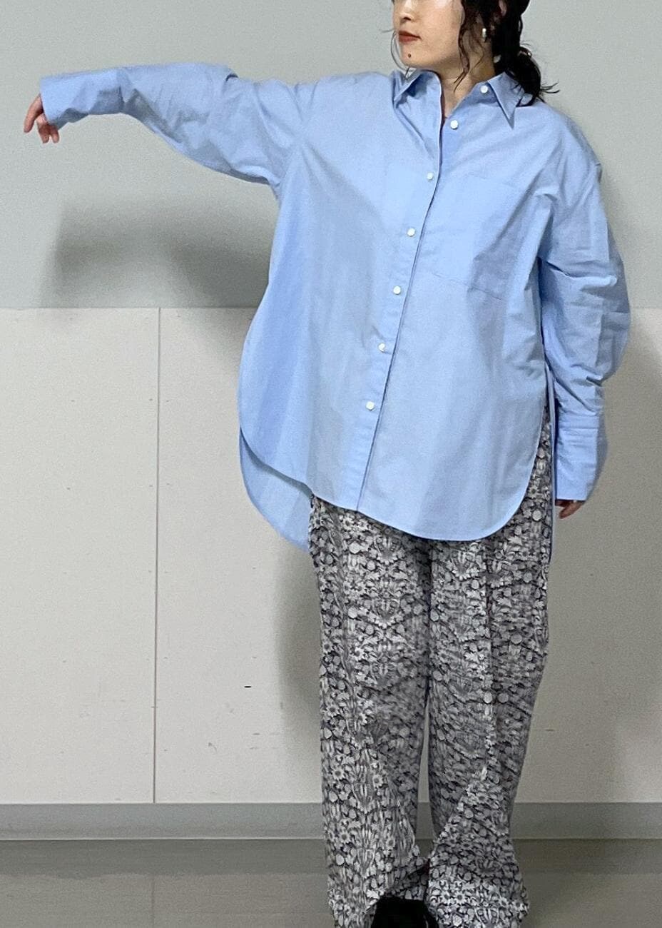 ブルー系のシャツ/ブラウス、ブラック系のボストンバッグ、ブラック系のキャップを着用したレディースの夏コーディネートの3枚目の写真