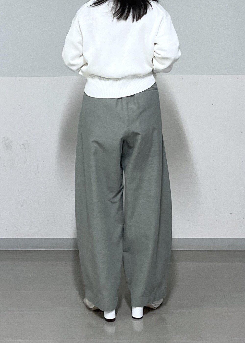 ブラック系のショルダーバッグ、グリーン系のブルゾン、グリーン系のその他パンツを着用したレディースの春コーディネートの10枚目の写真