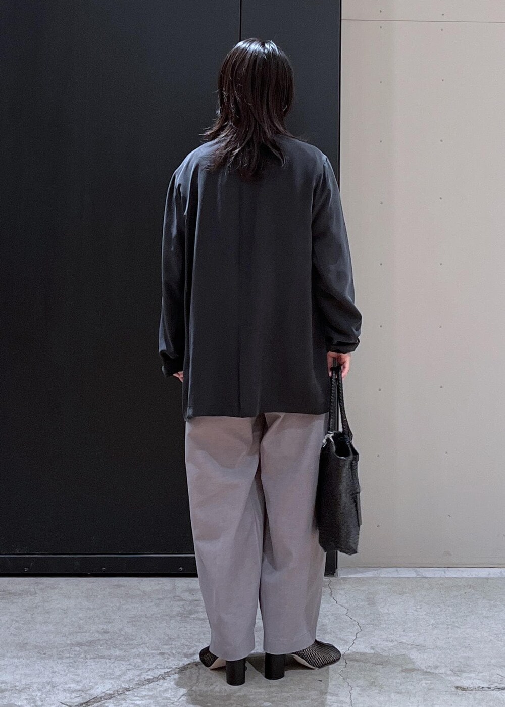 グリーン系のその他パンツ、ブラック系のテーラードジャケット、ホワイト系のTシャツ/カットソーを着用したレディースの春コーディネートの3枚目の写真