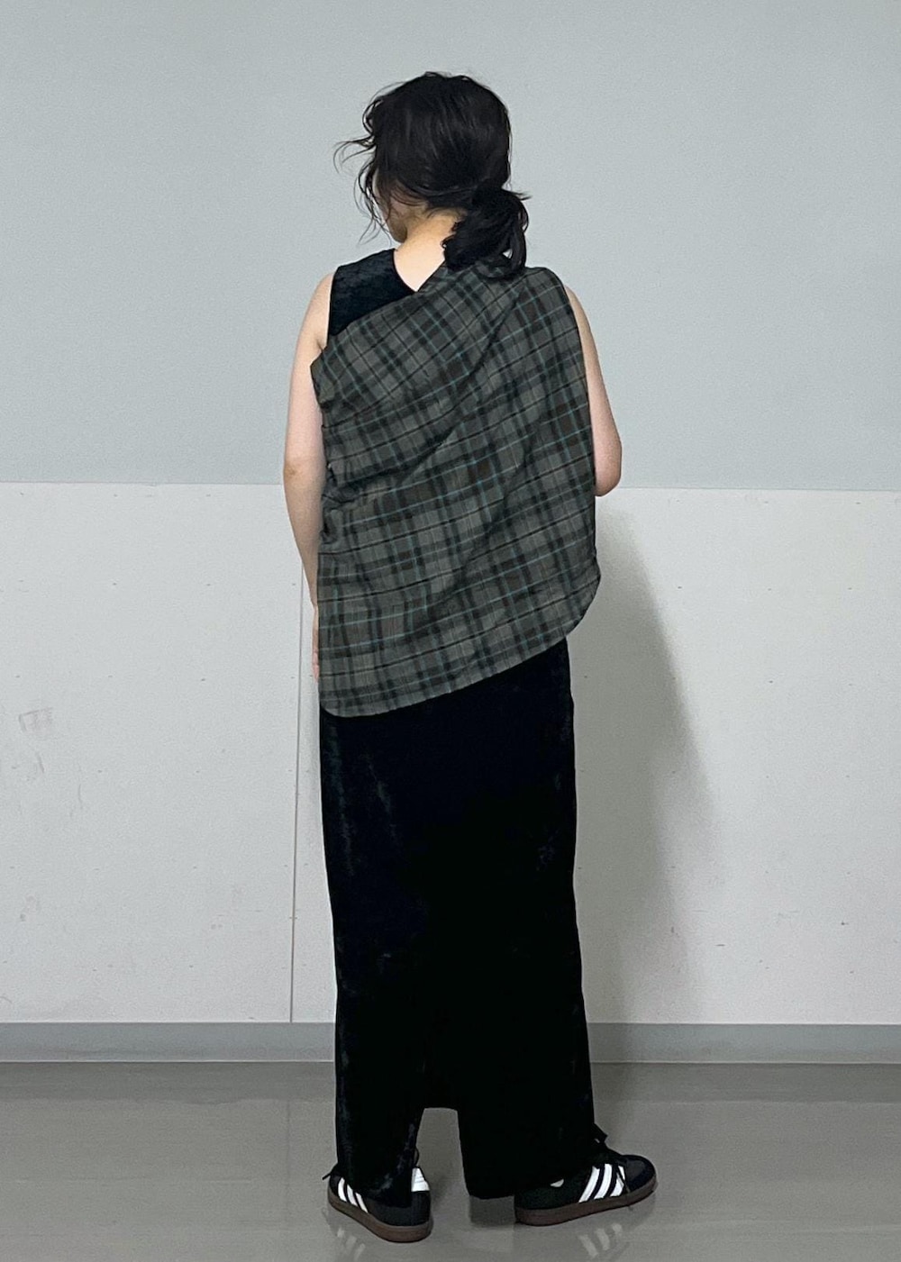 ブラック系のスカート、ブルー系のシャツ/ブラウス、ブラック系のタンクトップを着用したレディースの夏コーディネートの2枚目の写真