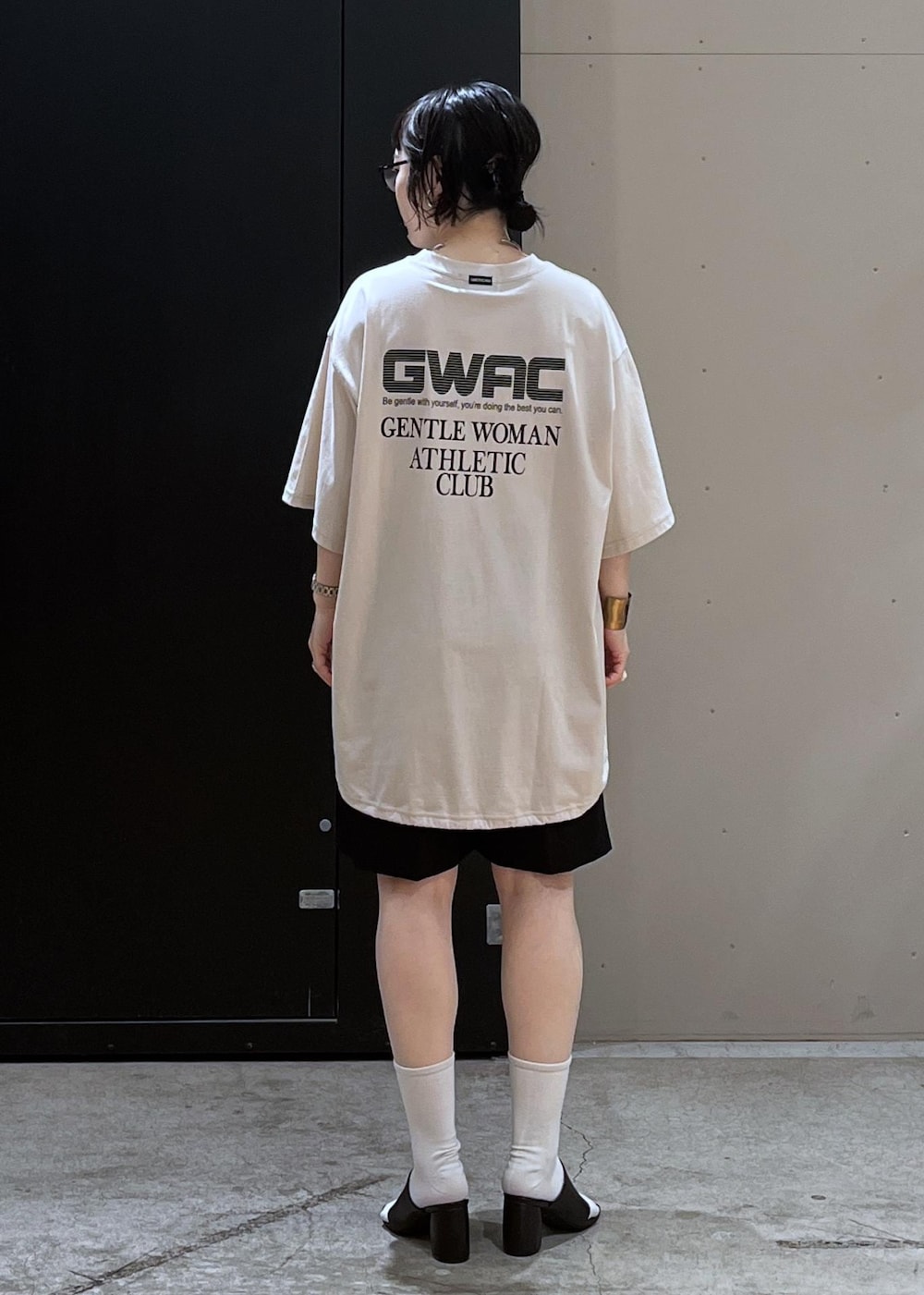 ブラック系のサンダル、ホワイト系のTシャツ/カットソー、ベージュ系のベストを着用したレディースの夏コーディネートの8枚目の写真