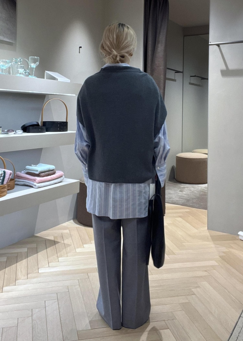 ブラック系のトートバッグ、ブラック系のブーツ、グレー系のニット/セーターを着用したレディースの冬コーディネートの3枚目の写真