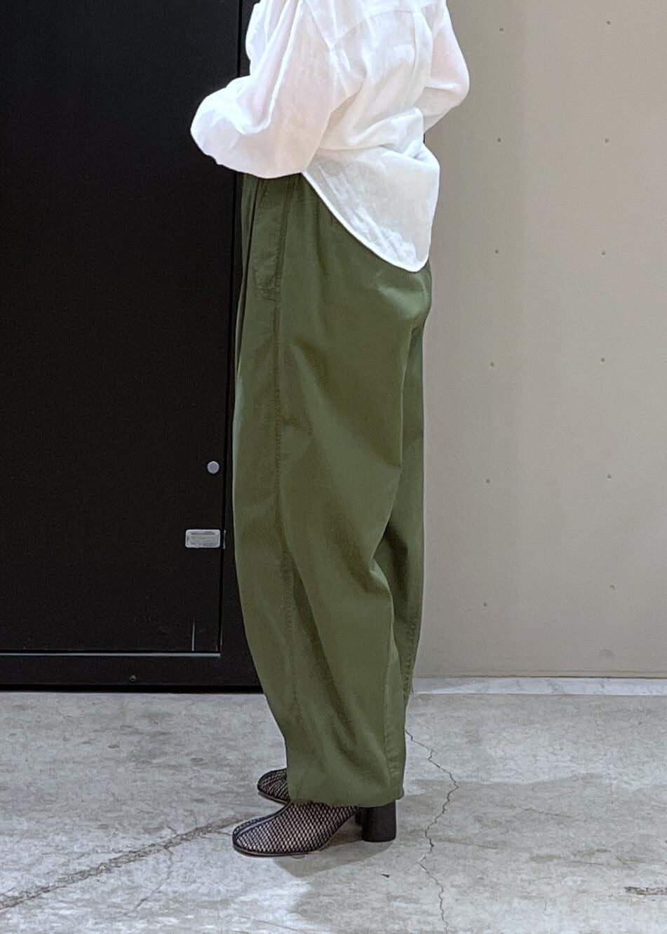 ホワイト系のシャツ/ブラウス、グリーン系のカーゴパンツ、ブラック系のブーツを着用したレディースの春コーディネートの6枚目の写真