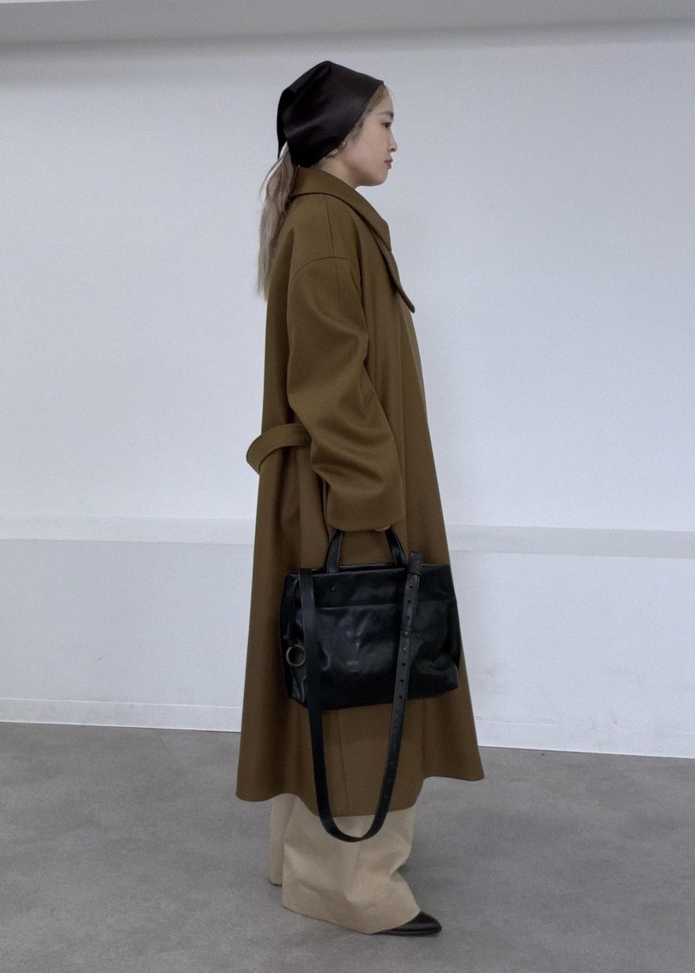 ベージュ系のその他パンツ、ブラック系のシャツ/ブラウス、イエロー系のステンカラーコートを着用したレディースの夏コーディネートの4枚目の写真