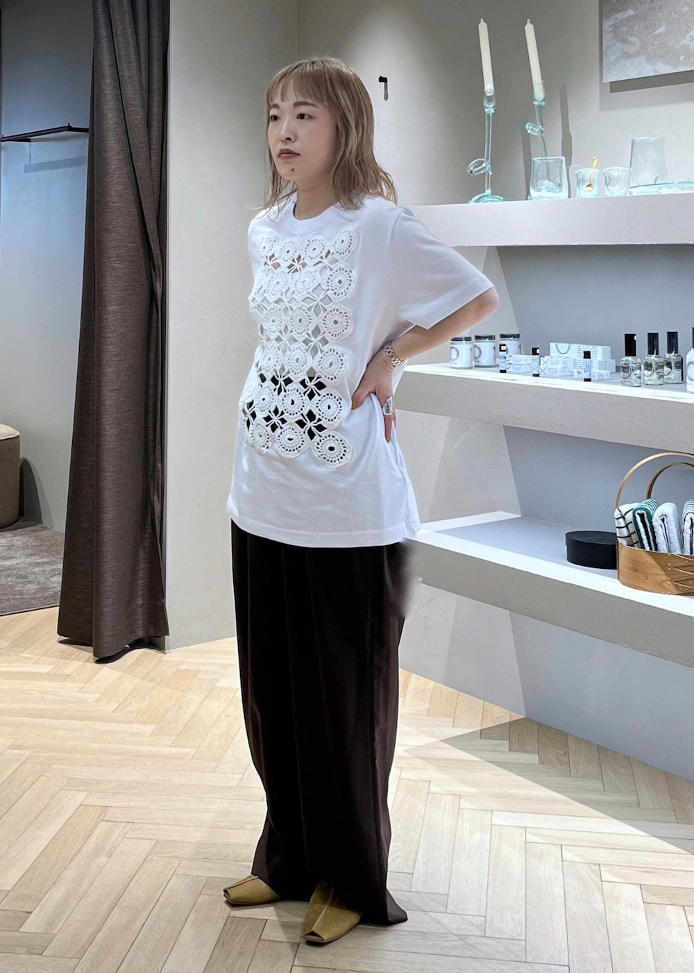 イエロー系のその他シューズ、ブラウン系のその他パンツ、ブラウン系のテーラードジャケットを着用したレディースの春コーディネートの3枚目の写真