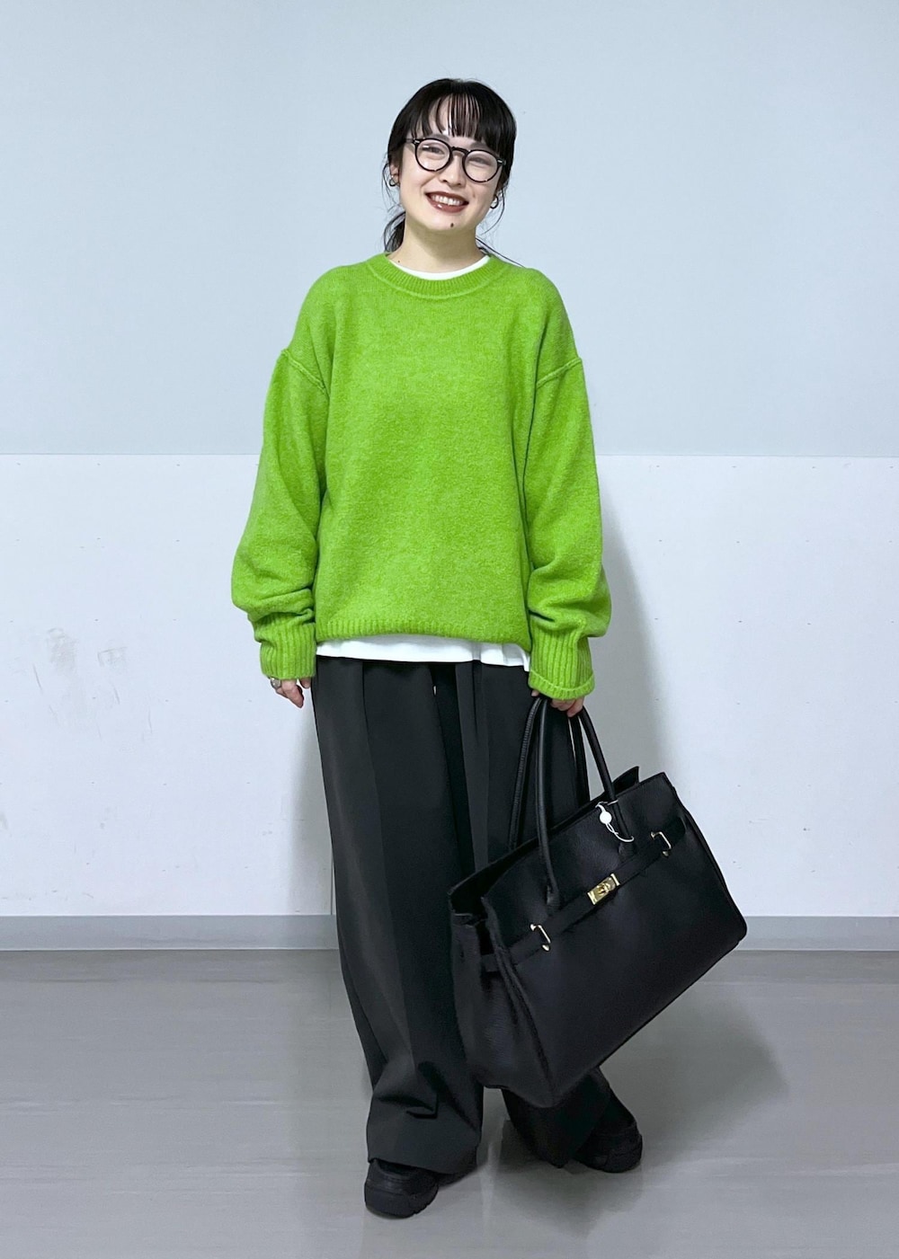 グレー系のその他パンツ、ブラック系のハンドバッグ、ホワイト系のTシャツ/カットソーを着用したレディースの秋コーディネートの2枚目の写真