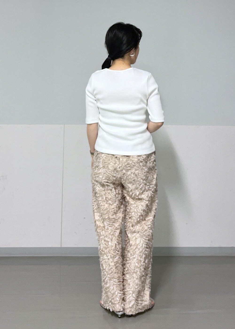 シルバー系のサンダル、ベージュ系のキャミソール、ホワイト系のTシャツ/カットソーを着用したレディースの春コーディネートの7枚目の写真