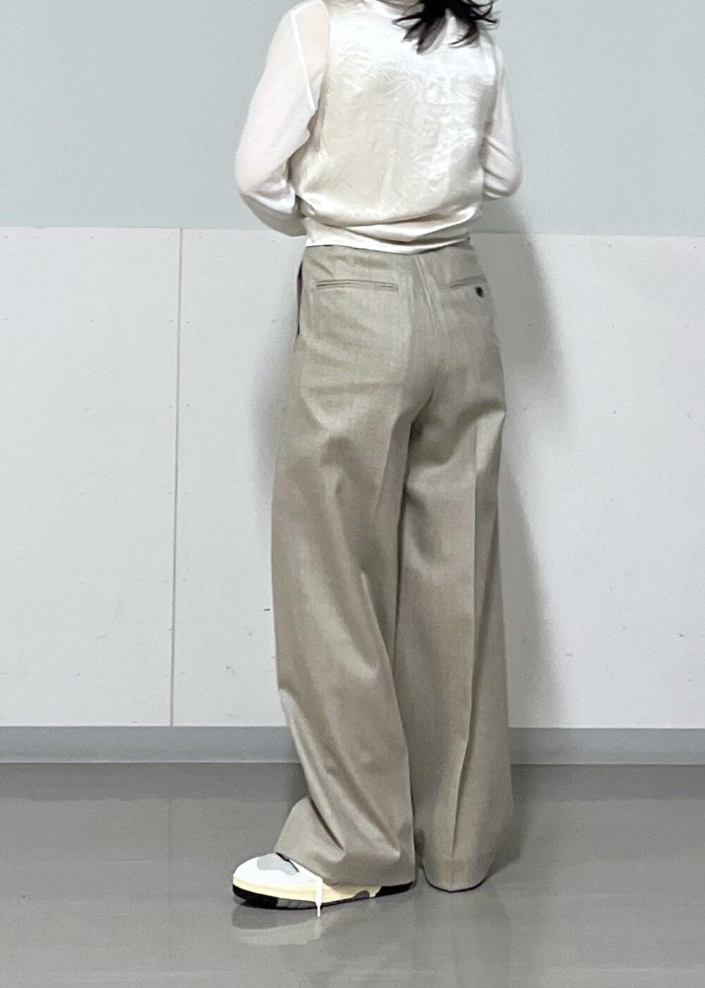 ホワイト系のTシャツ/カットソー、ホワイト系のTシャツ/カットソー、ブラック系のショルダーバッグを着用したレディースの秋コーディネートの10枚目の写真