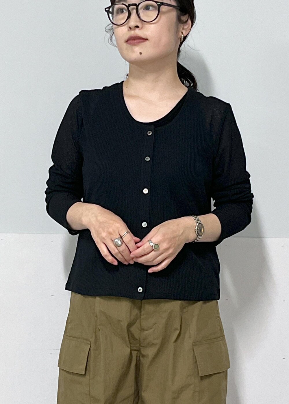 グリーン系のカーゴパンツ、ブラック系のハンドバッグ、ブラック系のカーディガン/ボレロを着用したレディースの夏コーディネートの5枚目の写真