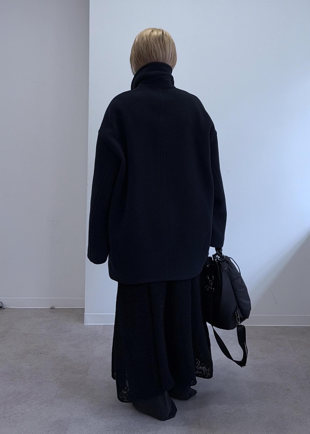 ブルー系のTシャツ/カットソー、ブラック系のその他パンツ、ブルー系のピーコートを着用したレディースの秋コーディネートの4枚目の写真