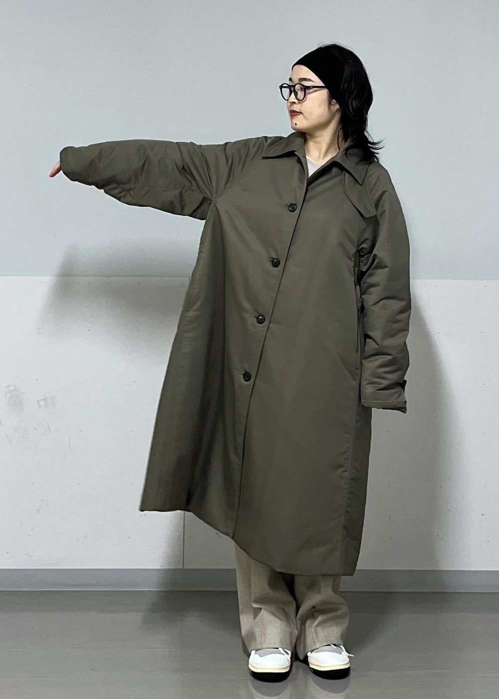 ホワイト系のTシャツ/カットソー、ホワイト系のTシャツ/カットソー、ホワイト系のカーディガン/ボレロを着用したレディースの秋コーディネートの4枚目の写真