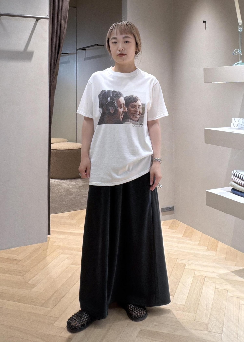 ホワイト系のTシャツ/カットソー、ベージュ系のその他アウター、ブラック系のサンダルを着用したレディースの夏コーディネートの5枚目の写真