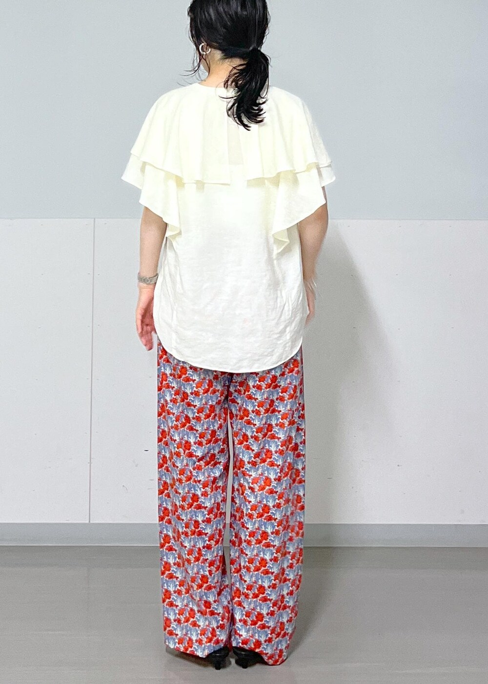 ブラック系のサンダル、ブルー系のその他パンツ、ホワイト系のシャツ/ブラウスを着用したレディースの夏コーディネートの8枚目の写真