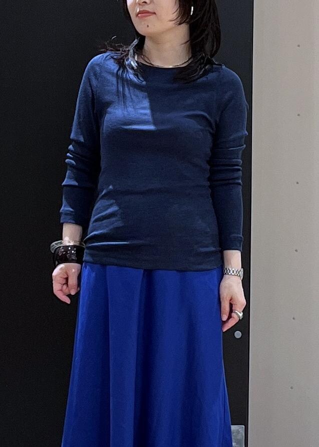 ブラック系のショルダーバッグ、その他のパンプス、ブルー系のスカートを着用したレディースの春コーディネートの5枚目の写真