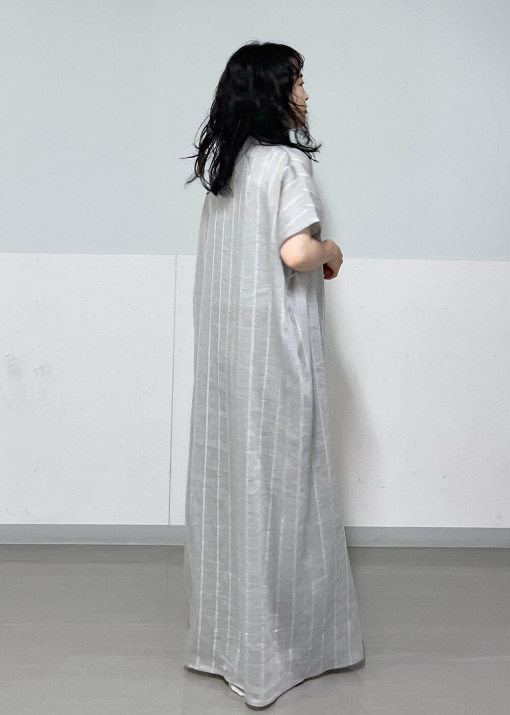 シルバー系のサンダル、ブルー系のワンピース、ベージュ系のその他パンツを着用したレディースの夏コーディネートの6枚目の写真