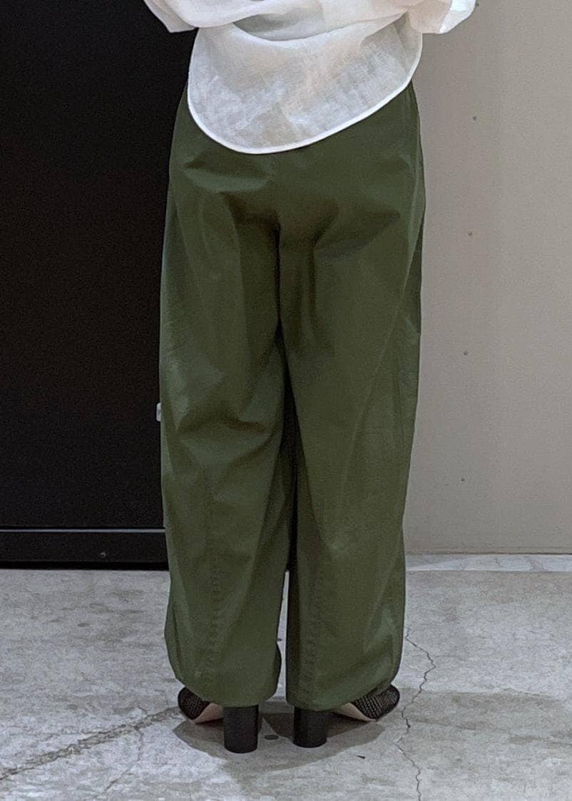 ホワイト系のシャツ/ブラウス、グリーン系のカーゴパンツ、ブラック系のブーツを着用したレディースの春コーディネートの7枚目の写真