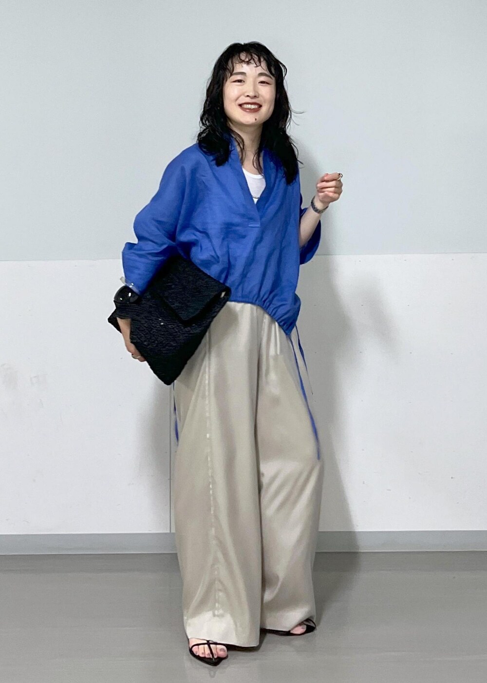 ブラック系のサンダル、ブルー系のシャツ/ブラウス、ベージュ系のその他パンツを着用したレディースの夏コーディネートの2枚目の写真