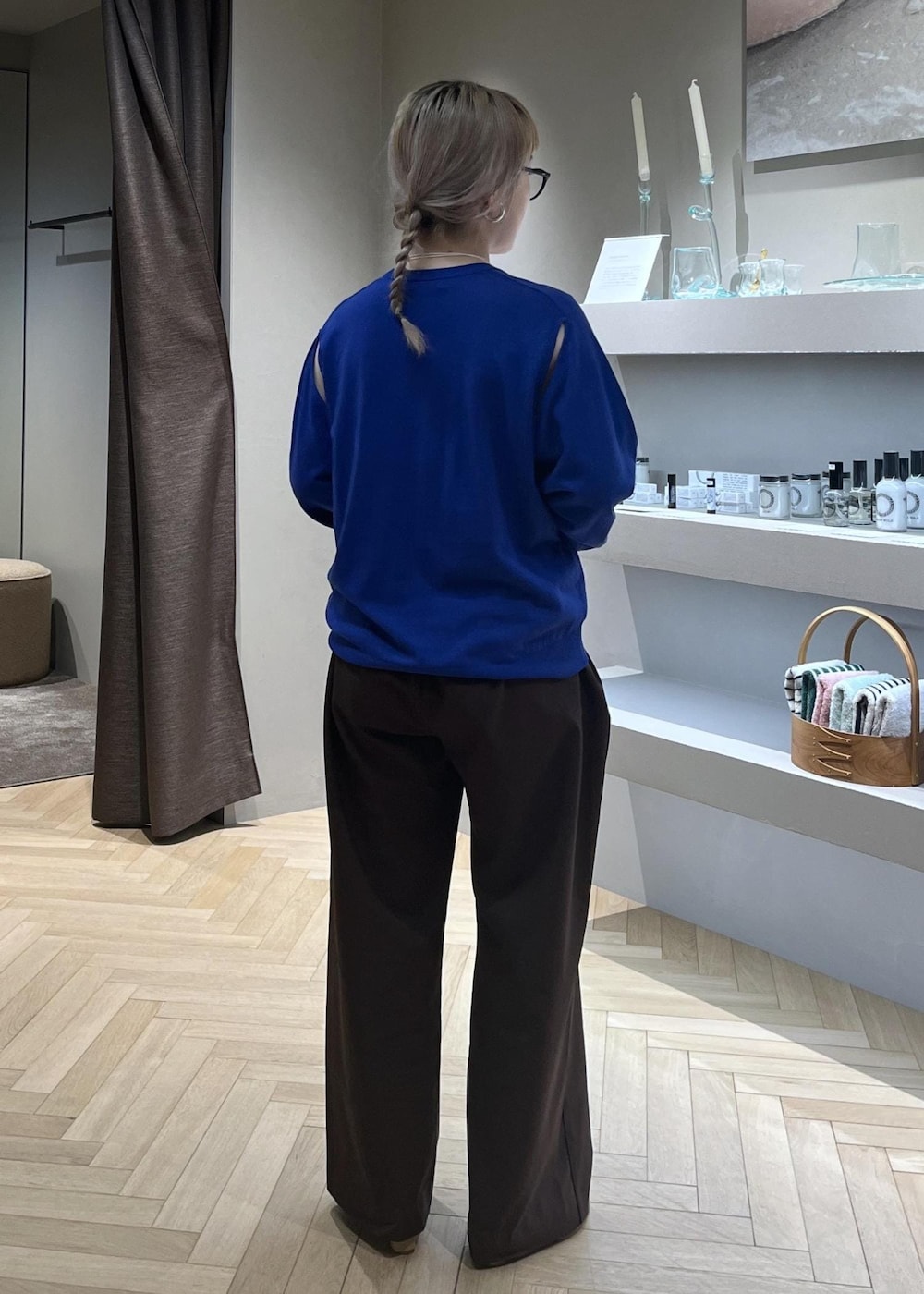 ブラック系のショルダーバッグ、ブラウン系のその他パンツ、ブルー系のニット/セーターを着用したレディースの春コーディネートの6枚目の写真