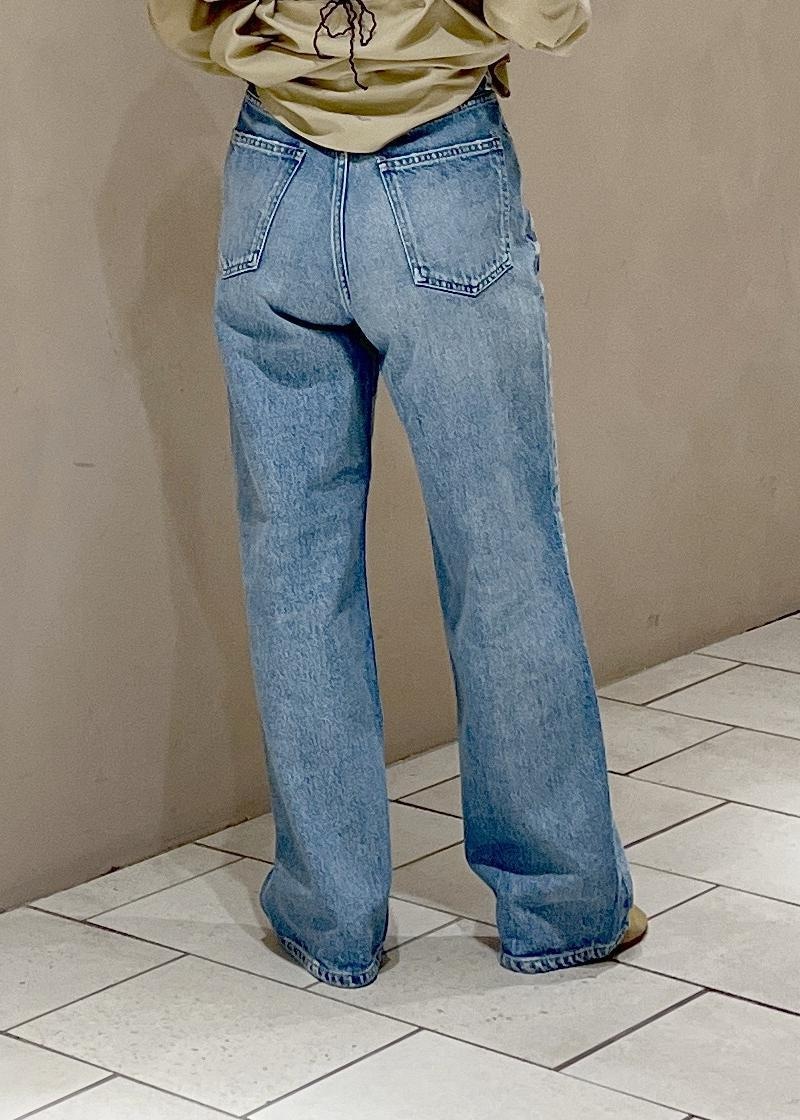 ベージュ系のスウェット、ブルー系のデニムパンツ、ホワイト系のスカートを着用したレディースの冬コーディネートの10枚目の写真