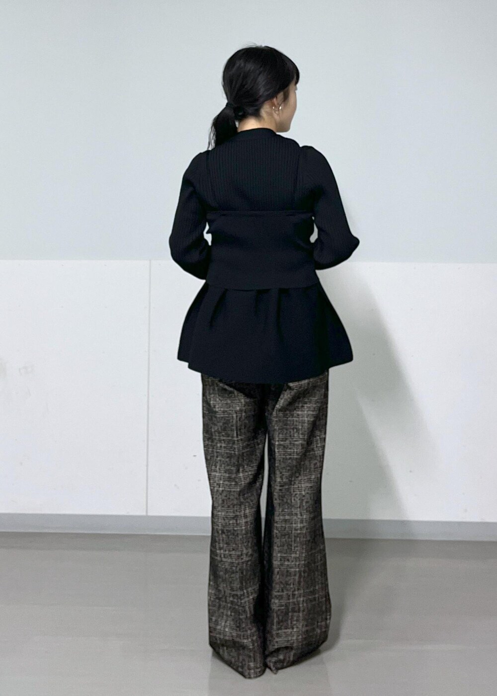 ブラック系のその他パンツ、ブラック系のチューブトップ、ブラック系のカーディガン/ボレロを着用したレディースの秋コーディネートの5枚目の写真