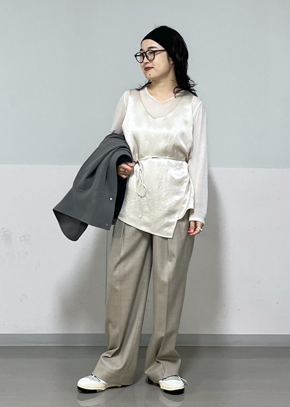 ホワイト系のTシャツ/カットソー、ホワイト系のTシャツ/カットソー、ブラック系のショルダーバッグを着用したレディースの秋コーディネートの6枚目の写真